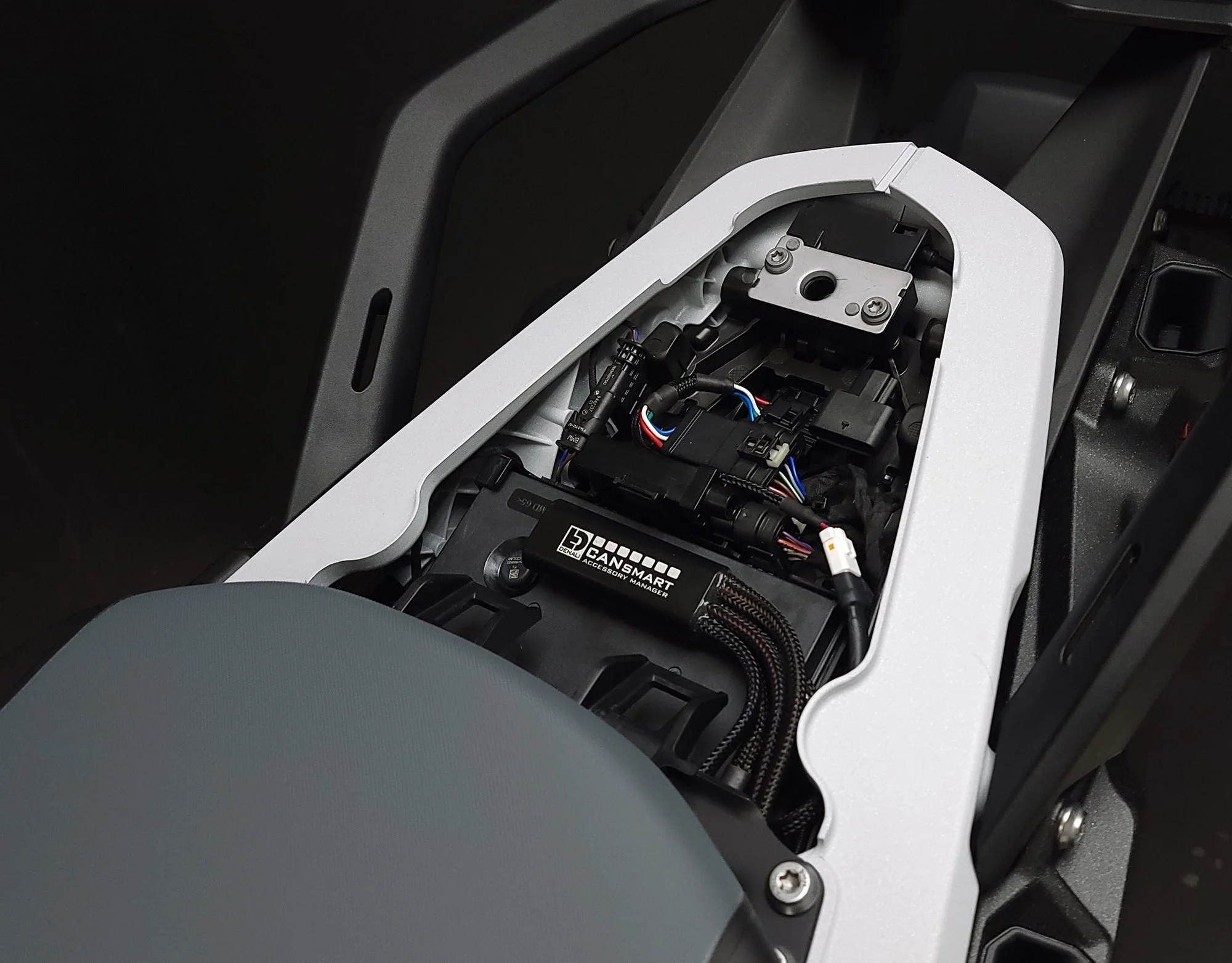 Denali CANsmart, установленный под сиденьем BMW R1300GS