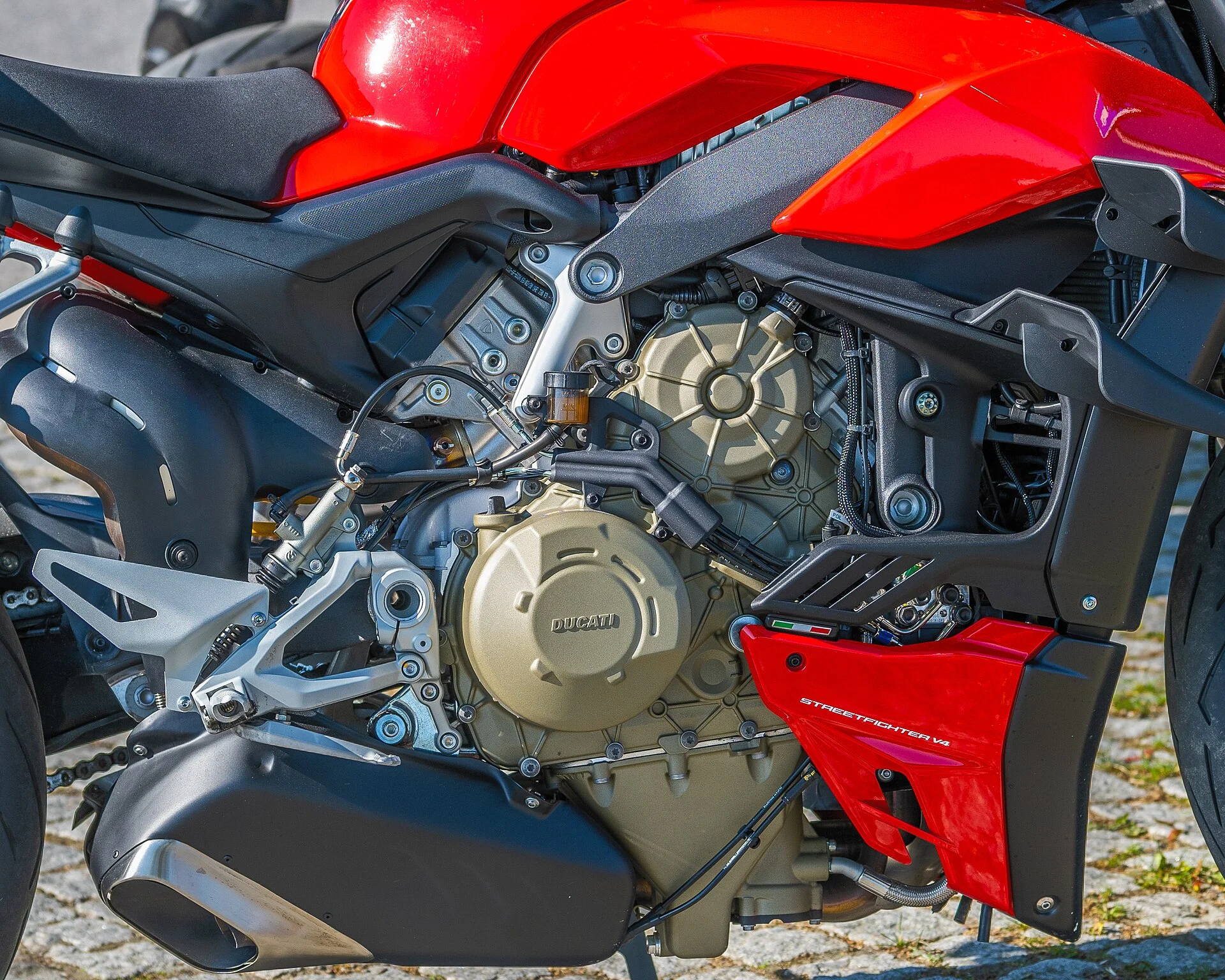 Правая сторона мотора Ducati Streetfighter V4
