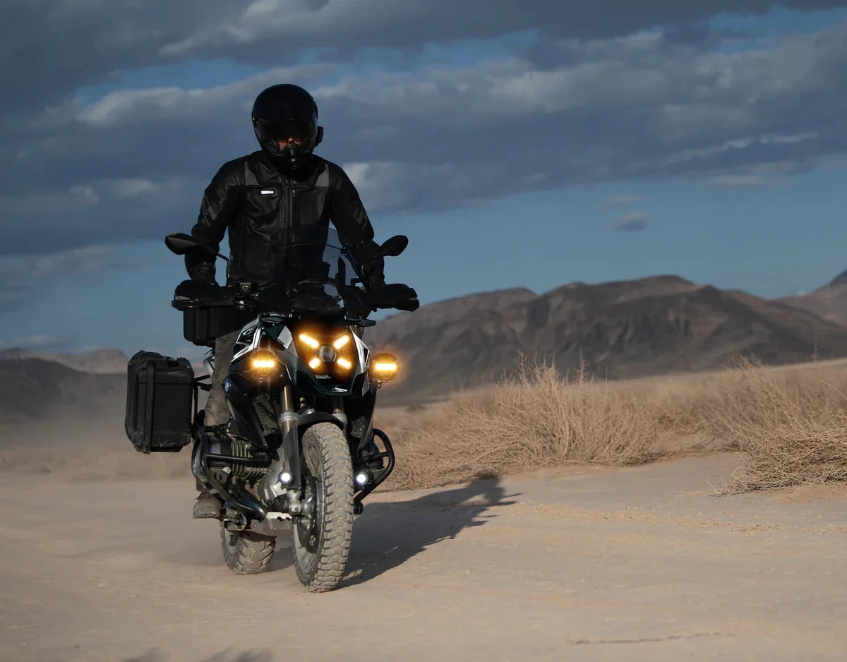 BMW R1300GS с включёнными дополнительными фарами на грунтовой дороге