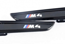 Черные глянцевые вставки в передние крылья BMW M4 F82