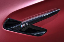 Черные вставки в передние крылья BMW M5 F90