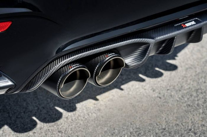 Глушитель akrapovic на машину