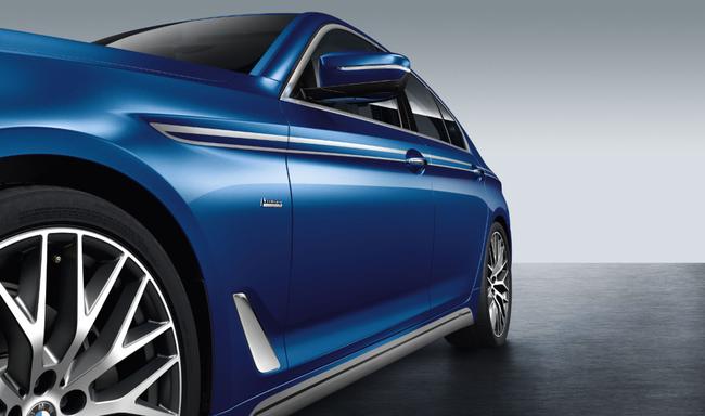 Акцентная пленка на боковые пороги BMW G30 5-серия