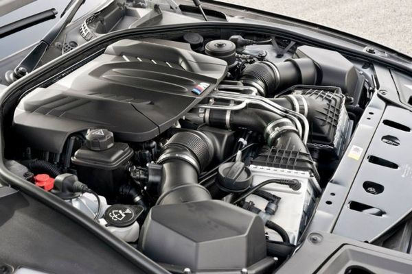 V8 TwinPower Turbo 4.4. 600 p/s 700 Nm.